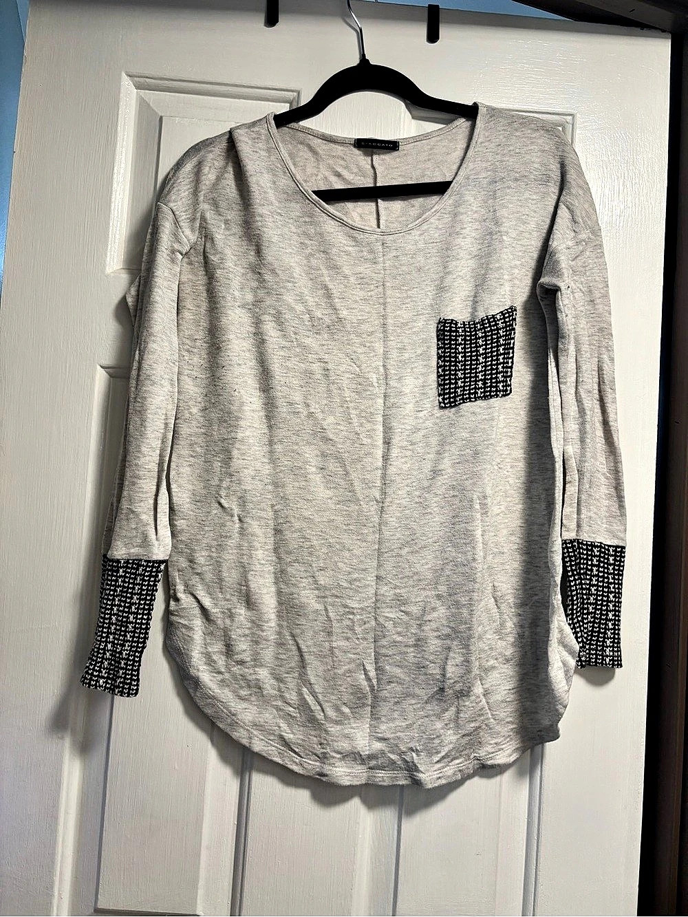 Gray & Black Women's Long Sleeve Top